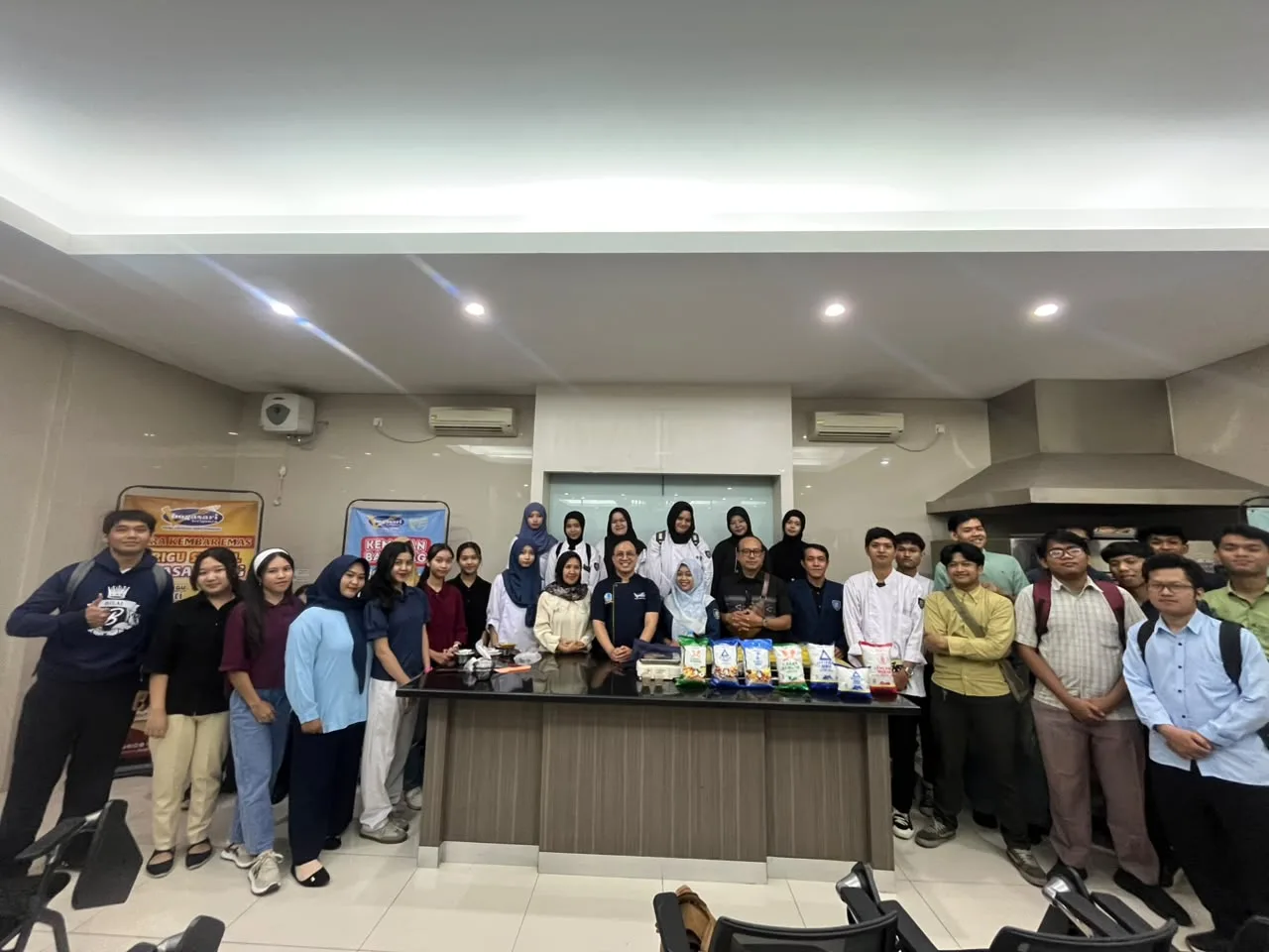 Mahasiswa D4 Pengelolaan Perhotelan Politeknik NSC Surabaya Ikuti Outing Class di Bogasari Baking Center
